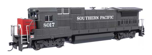 910-9572 Walthers Mainline GE Dash 8-40B - Standard DC -- Southern Pacific(TM) #8017 (gray, red, white; large SP on nose)