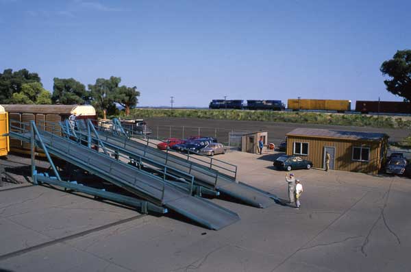 933-4144 Walthers HO Auto Transloading Terminal